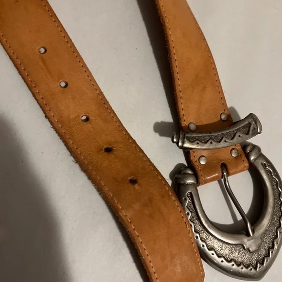 Vintage ACCESSORIES By PEARL Tan Leather Belt Metal Southwest Buckle Medium USA - Picture 3 of 8